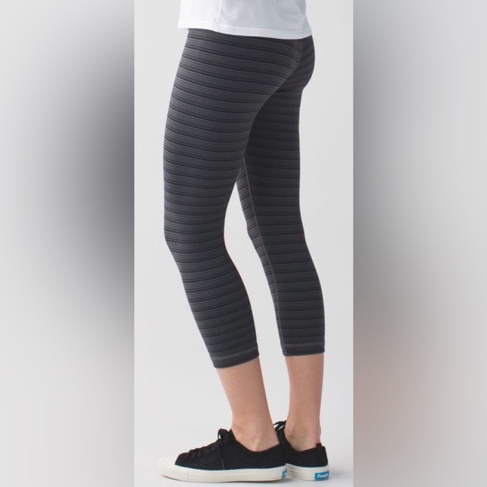 Lululemon Wunder Under Crop II-Textured Stripe Slate Deep Coal Size 4